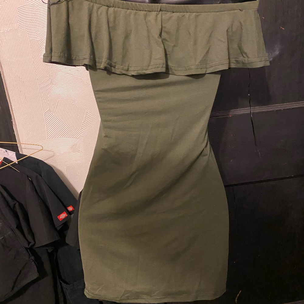Simple dress - Picture 2 of 2